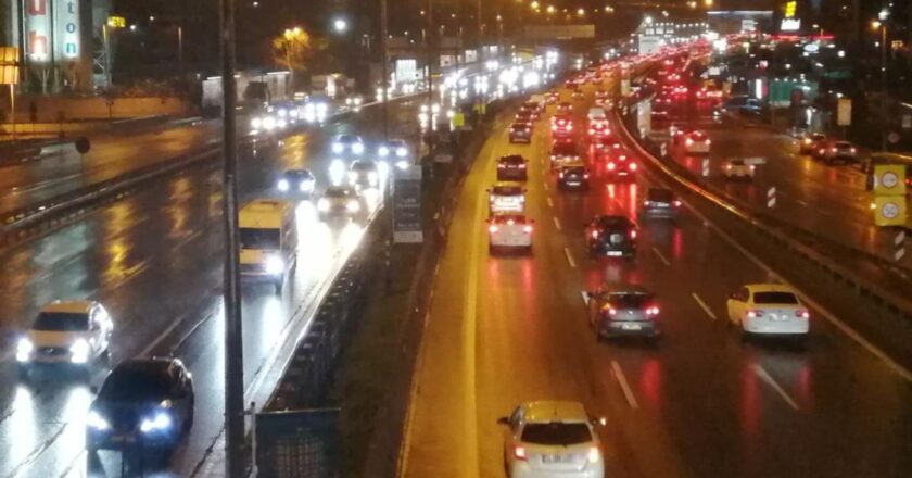 İstanbul’da yağmur etkili oldu: trafik durma noktasına geldi